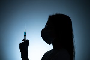 Gydytoja, skelbusi, kad koronaviruso skiepai padaro žmones magnetiškais, atgavo mediko licenciją