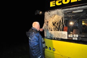 Judriame Vilniaus kelyje – chuligano „šou“: staiga išlipęs iš mašinos, kumščiais suskaldė autobuso stiklą