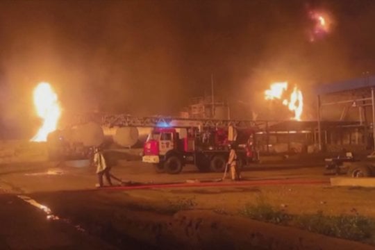Vaizdai iš gaisro Luhansko naftos saugykloje: Rusija be įrodymų pažėrė kaltinimus