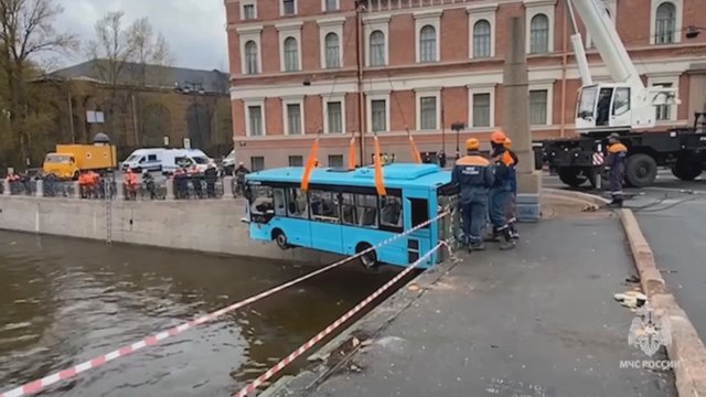 Naujos detalės apie Sankt Peterburge į upę įkritusį autobusą: praneša, ką užfiksavo kamera viduje