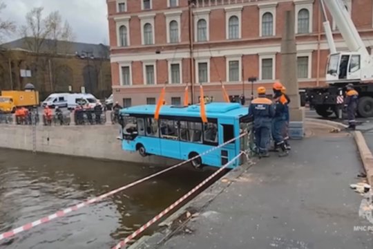 Naujos detalės apie Sankt Peterburge į upę įkritusį autobusą: praneša, ką užfiksavo kamera viduje