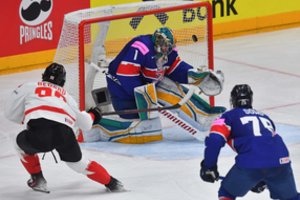 Pasaulio čempionai kanadiečiai pergalingai startavo planetos pirmenybėse, laimėjo po dramos ir latviai