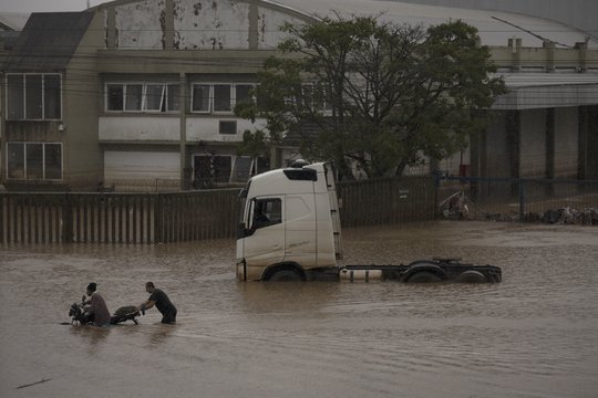 Brazilijoje tęsiasi potvyniai, aukų padaugėjo iki 126.