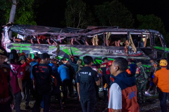Didžiausioje Indonezijos saloje per autobuso, vežusio vidurinės mokyklos moksleivius, avariją žuvo mažiausiai 11 žmonių, dešimtys buvo sužeisti.