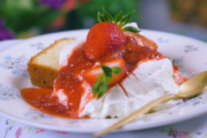 Šventiniams pusryčiams pagal K. Starkienę – braškėmis kvepiantis desertas