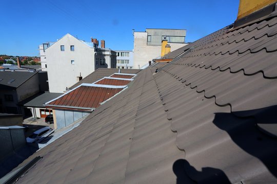  Siekdami pagrobti aukso papuošalus ir kitus juvelyrinius dirbinius, ilgapirščiai ant stogo iškirpo skylę. 