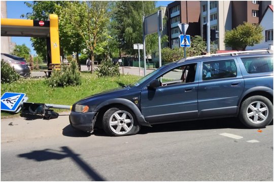  Raseiniuose per dviejų "Volvo" avariją sekmadienį nuverstas kelio ženklas ir šviesoforas.