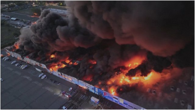 Lenkijos sostinėje kilo didžiulis gaisras – liepsnose skendi kone 80 procentų prekybos centro