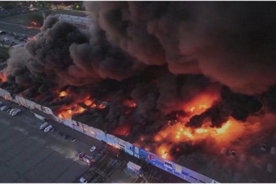 Lenkijos sostinėje kilo didžiulis gaisras – liepsnose skendi kone 80 procentų prekybos centro