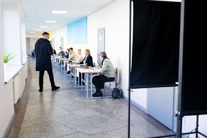 VRK pirmininkė balsavimo rezultatus žada po vidurnakčio: pirmiausiai skaičiuos prezidento rinkimų biuletenius