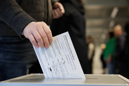 Sekmadienį vykstančių prezidento rinkimų ir referendumo dėl pilietybės balsavime „Baltosios pirštinės“ gavo daugiau nei 80 pranešimų apie galimus rinkimų pažeidimus.