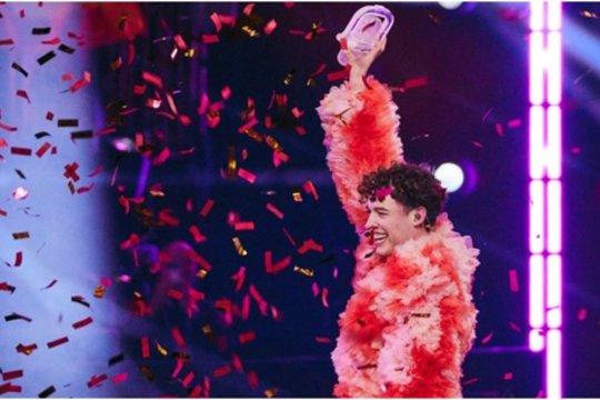 Nugriaudėjęs „Eurovizijos“ konkursas neišvengė kuriozų: triumfavęs šveicaras Nemo sudaužė trofėjų