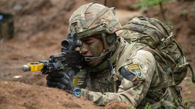 Estijoje vyksta tarptautinės NATO pratybos: miškuose treniruojasi 14 tūkst. karių