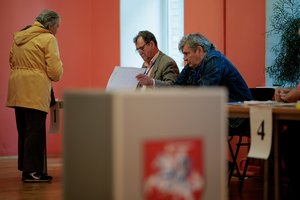 Paskutinę rinkimų valandą – rinkėjų baimė ir pyktis: dalyje apylinkių baigėsi rinkimų biuleteniai