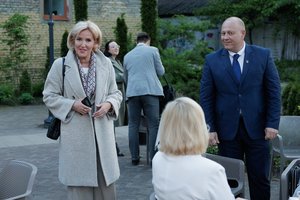 Pas G. Nausėdą į rinkimų štabą atvykusi Ž. Pinskuvienė tikisi jo pergalės pirmame ture