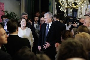 Į intriguojantį žurnalistų klausimą atsakyti nepanorusi D. Nausėdienė sulaukė visus prajuokinusios G. Nausėdos replikos