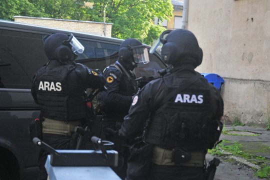 Pasvalyje vyras apšaudė policininkus, jį sulaikė „Aro“ pareigūnai.