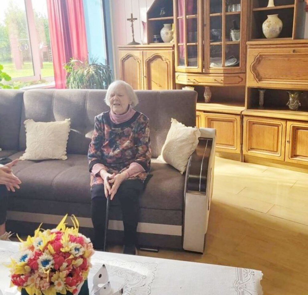 Kai vyksta krepšinio varžybos, Jadvyga atsisėda arčiau televizoriaus, kad geriau rezultatus matytų.<br> Asmeninio archyvo nuotr.