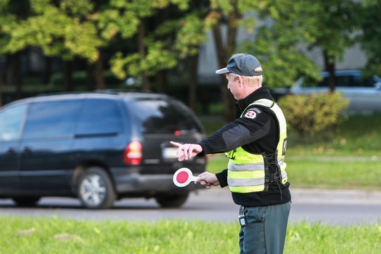 Kaune, Raudondvario pl., pareigūnai sustabdė automobilį „VW Touran“, vairuojamą neblaivaus užsienio piliečio.