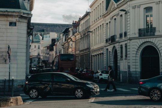 Prancūzijos kelių eismo saugumo asociacija pirmadienį pradėjo kampaniją, per kurią ragina vyrus, kad jie vairuotų kaip moterys.
