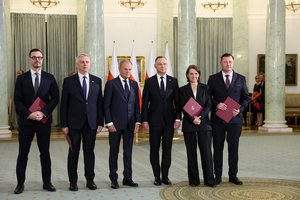Lenkijos prezidentas A. Duda po premjero D. Tusko inicijuotos pertvarkos prisaikdino naujus ministrus