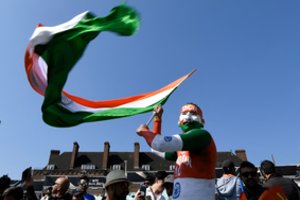 Mumbajuje nukritus reklaminiam stendui žuvo keturi žmonės, 60 buvo sužeisti