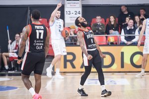 Antroje rungtynių pusėje užsikūręs „Rytas“ ketvirtfinalio seriją pradėjo triuškinančiu laimėjimu