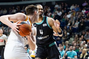 Skaudžiai po susidūrimo ant žemės kritęs „Wolves“ vidurio puolėjas pozityvo nepraranda