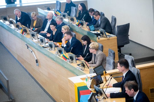 Statuto pataisos įpareigotų ministrus atvykti į Seimo frakcijų posėdžius
