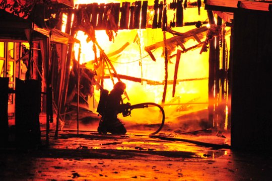 Kybartuose per gaisrą apdegė ūkinis pastatas, sudegė traktoriukas, keturi paspirtukai, keturratis