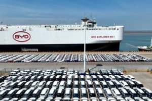 JAV įvedė 100 proc. tarifus Kinijoje gaminamiems elektromobiliams