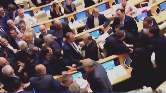 Sakartvelo parlamente – keiksmai ir šūksniai: aršios diskusijos svarstant „užsienio agentų“ įstatymą išprovokavo muštynes