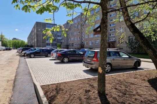 Klaipėdos savivaldybė daugiabučių kiemuose įrengs daugiau vietų automobiliams: darbai pradėti Debreceno gatvėje.