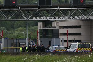 Sumaištis Prancūzijoje: ieškoma pabėgusio kalinio, nužudyti du jį pervežti turėję pareigūnai