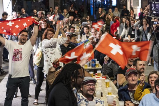 Į Ciurichą grįžusį „Eurovizijos“ nugalėtoją Nemo sutiko šimtai gerbėjų.<br> ELTA/EPA nuotr.