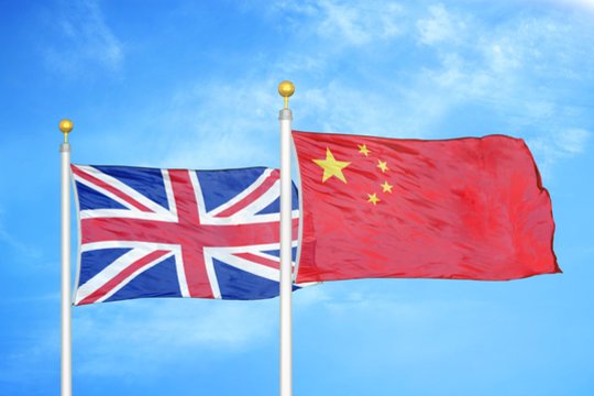  Jungtinės Karalystės ir Kinijos vėliavos.