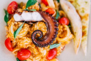 Atsibodo tradicinės dešrelės dešrainiuose? Išbandykite sezono hitą – „čiuptainio“ receptą