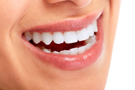 Burnos higienistė atvirai – apie dantų balinimo rizikas ir naudą