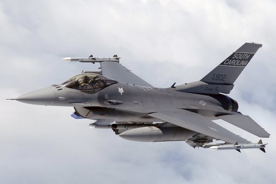 Nerimą kelianti žinia: skelbia, kad naikintuvai „F-16“ Ukrainą gali pasiekti „per vėlai“
