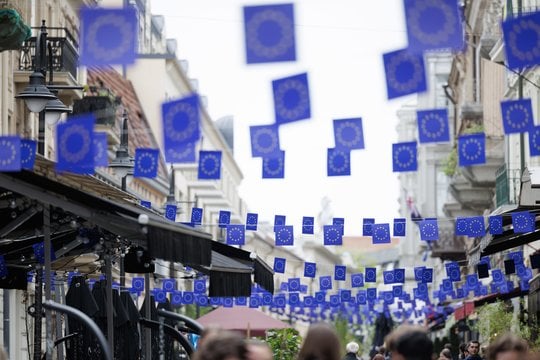 Nors Lietuvos ekonomika išgyvena neprastus laikus, kaimyninėse šalyse situacija kitokia.