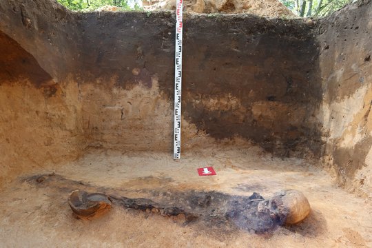 Tęsiant Verkių kapinyno archeologinius tyrimus šiais metais, rasti du griautiniai kapai.
