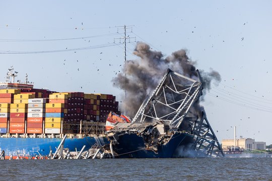 Kontroliuojamas tilto sprogdinimas Baltimorėje.