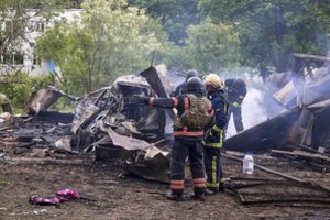 Rusai smogė Chersonui, miesto ligoninėse – 11 sužeistųjų, gelbėtojai iš griuvėsių vaduoja žmones