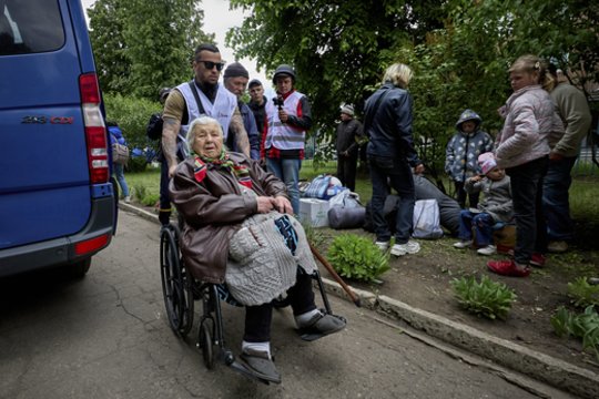  Karas Ukrainoje. Evakuacija iš Charkovo regiono.<br> EPA-ELTA nuotr.