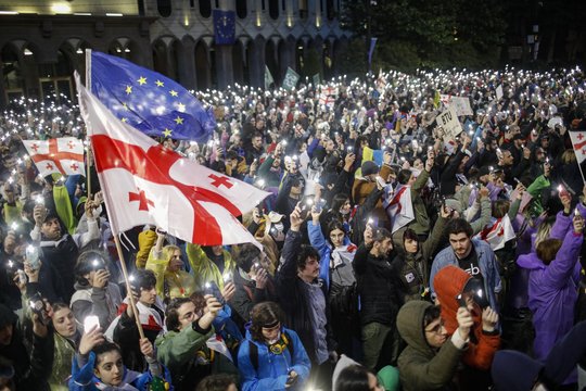 Dešimtys tūkstančių žmonių Sakartvele vėl protestavo prieš „užsienio įtakos“ įstatymą