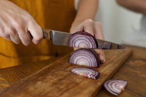 Svogūnų pjaustymas be ašarų: vieni žmonės turi ypatingą apsaugą, kitiems – naudingas patarimas