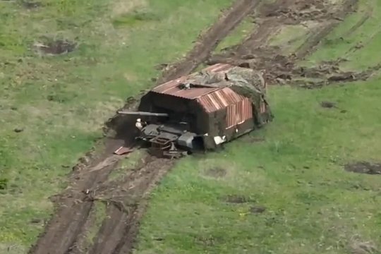 Rusijos tankai, praminti „vėžliais“ (arba „daržinėmis“), Ukrainos mūšio lauke parodė tam tikrą efektyvumą, tačiau jų trūkumai nusveria privalumus, todėl rusai galiausiai atsisakys tokios šarvuočių apsaugos