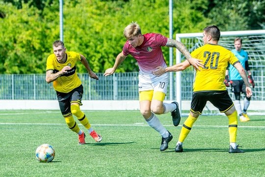 Jau šį šeštadienį Lietuvos grybų sostinėje Varėnoje prasidės Lietuvos mažojo futbolo sezonas. 