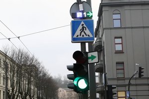 Kauno valdžia dėl žaliųjų šviesoforo rodyklių atsidūrė teisme: prašoma pašalinti nesuderintas lenteles