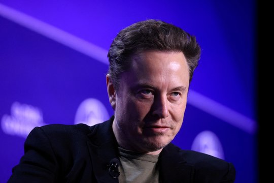  Socialinis tinklas, anksčiau žinomas kaip „Twitter“, visiškai perkeltas į X.com, penktadienį pranešė savininkas Elonas Muskas.